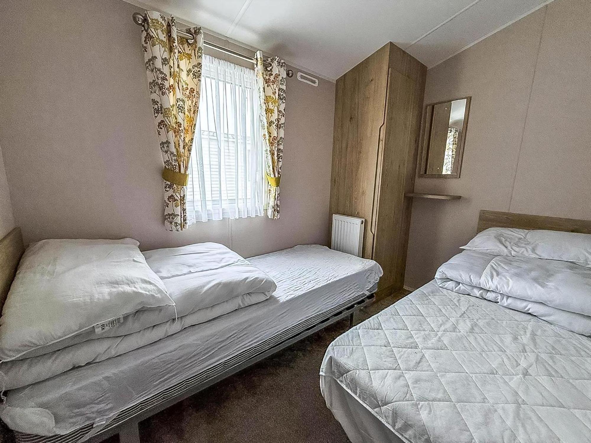 Modern 6 Berth Caravan With Wifi At St Osyth Beach In Essex Ref 28008Pm Clacton-on-Sea Eksteriør bilde